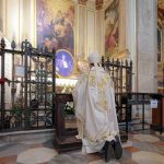 Mons. Repole in preghiera davanti alla tomba del beato Frassati, Torino luglio 2024 (foto: Bursuc)
