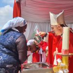 Il card. Repole battezza un bimbo nella chiesa succursale di Tassia, 1 febbraio 2025 (foto: Federica Bello)