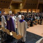 Il card. Repole al Santo Volto, al termine della catechesi del 4 aprile 2025 (foto: LaVoceEi lTempo)