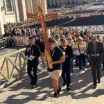 Pellegrinaggio_interdiocesano_processione_S_Pietro_21-09-25 (11) Il card. Repole guida il pellegrinaggio interdiocesano a Roma, 21 settembe 2025