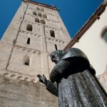 Cattedrale_Susa_Rosaz Uno scorcio della Cattedrale di S. Giusto a Susa con il campanile e la statua del beato Rosaz