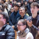 Il card. Repole tra i giovani partecipanti alla sua catechesi, Torino 5 dicembre 2025 (foto: Bursuc_LaVoceEilTempo)