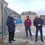 Il card. Repole con don Chiampo e un volontario all0'ingresso del rifugio Massi, 6 dicembre 2025 (foto: F. Bello_LaValsusa)